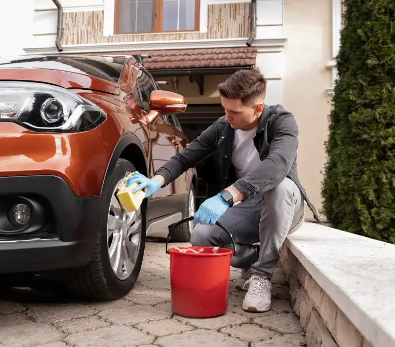 Lavage auto à domicile Caussols : professionnel intervenant sur un véhicule
